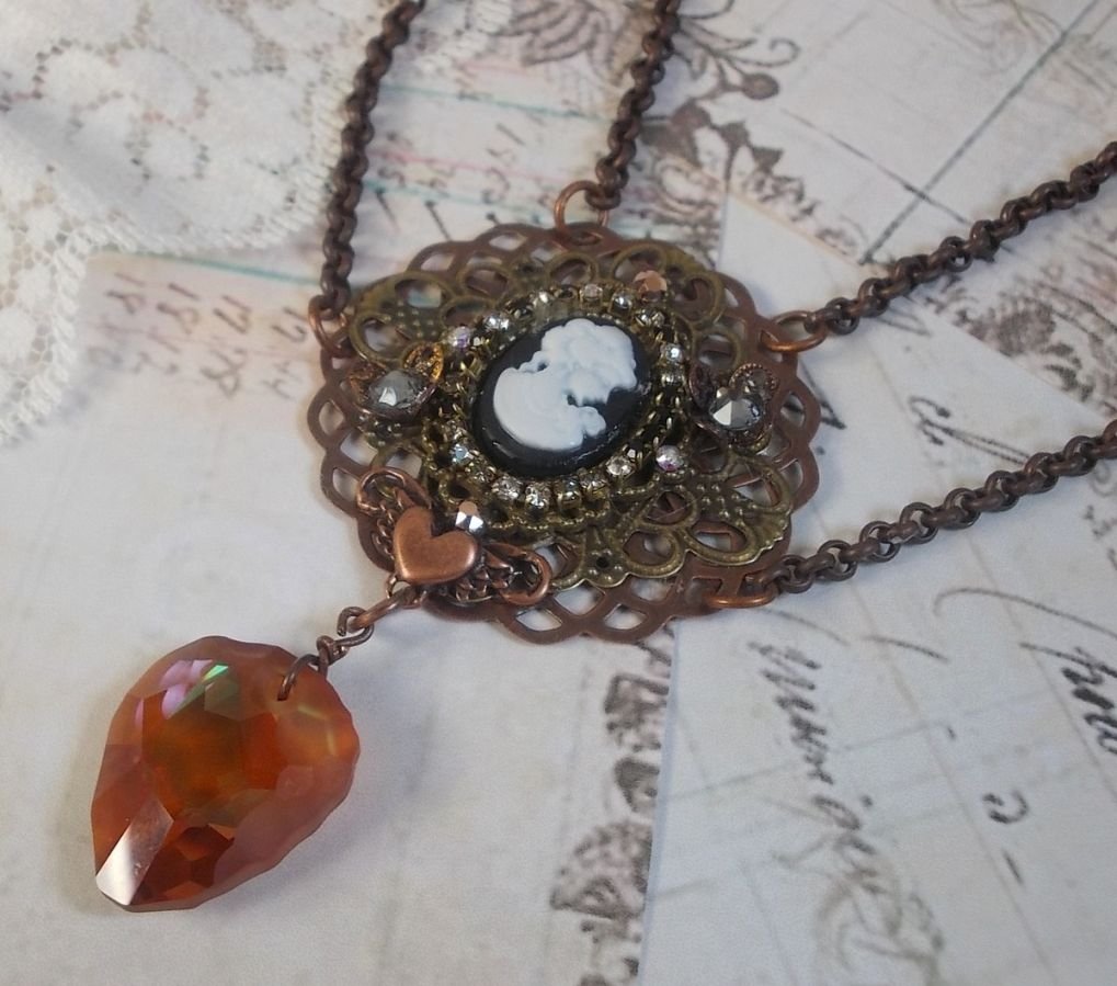 Watson halsband skapat med tryck, ett Swarovskikristallhänge med retrolook, mässingstillbehör och en cabochon i harts.