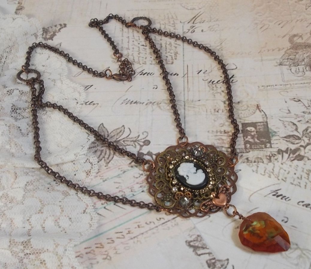 Watson halsband skapat med tryck, ett Swarovskikristallhänge med retrolook, mässingstillbehör och en cabochon i harts.