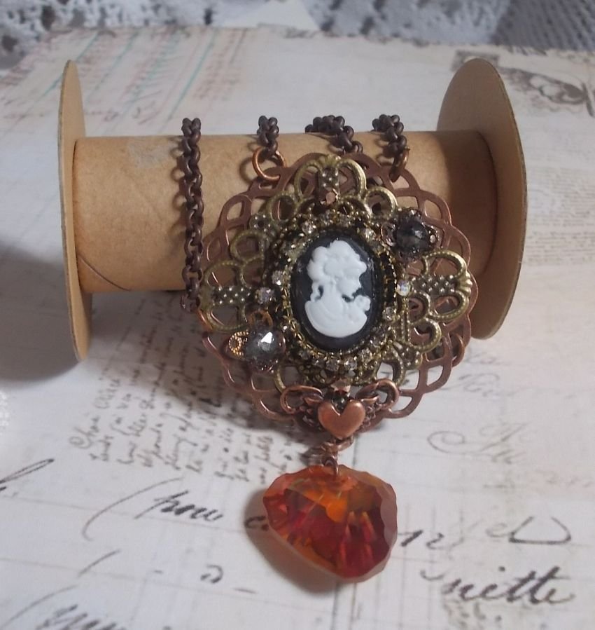 Watson halsband skapat med tryck, ett Swarovskikristallhänge med retrolook, mässingstillbehör och en cabochon i harts.