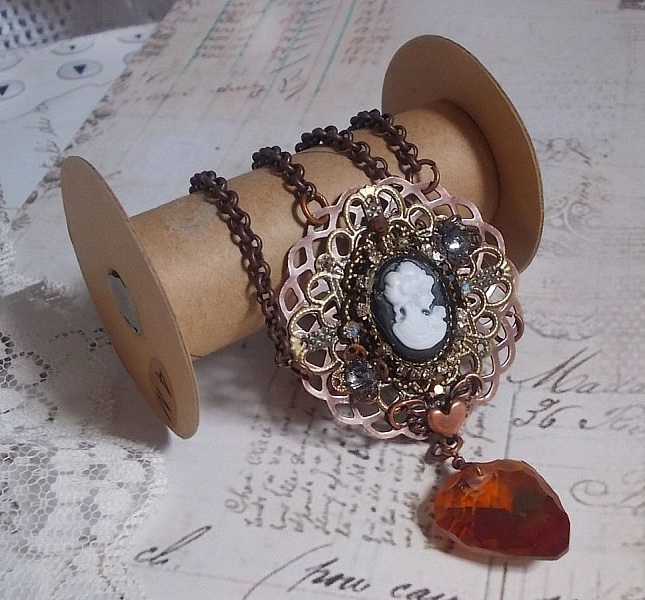 Watson halsband skapat med tryck, ett Swarovskikristallh&auml;nge med retrolook, m&auml;ssingstillbeh&ouml;r och en cabochon i harts.