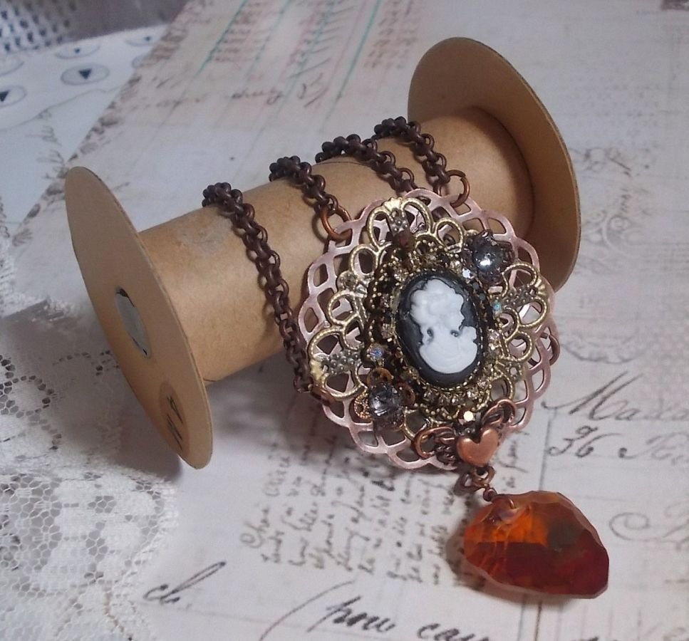 Watson halsband skapat med tryck, ett Swarovskikristallhänge med retrolook, mässingstillbehör och en cabochon i harts.