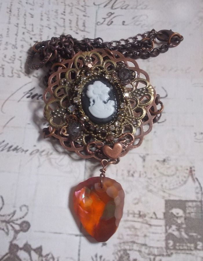 Watson halsband skapat med tryck, ett Swarovskikristallhänge med retrolook, mässingstillbehör och en cabochon i harts.