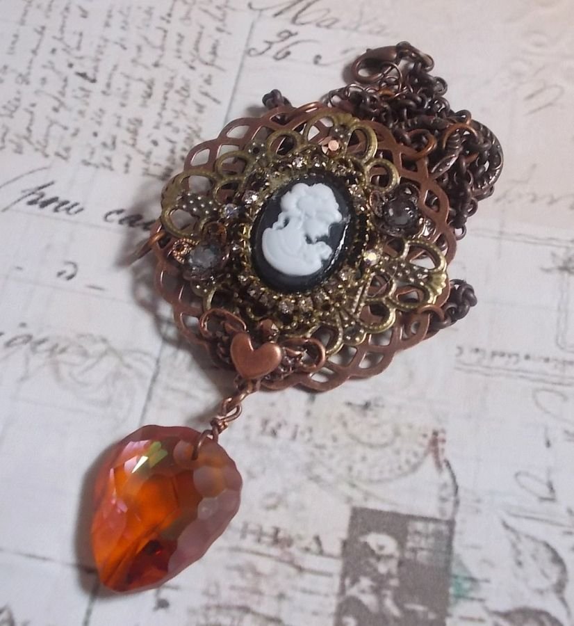 Watson halsband skapat med tryck, ett Swarovskikristallhänge med retrolook, mässingstillbehör och en cabochon i harts.