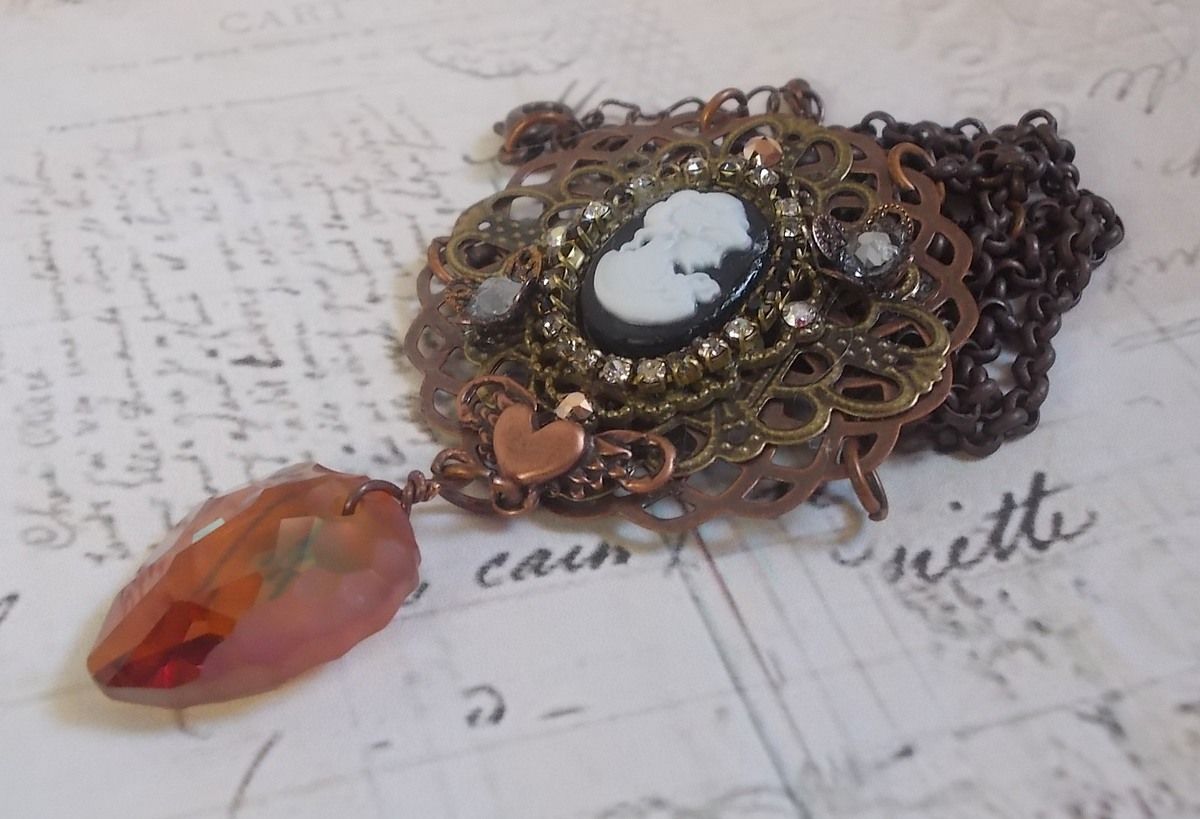 Watson halsband skapat med tryck, ett Swarovskikristallhänge med retrolook, mässingstillbehör och en cabochon i harts.