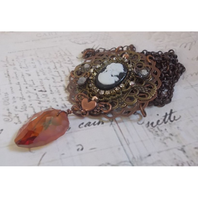 Watson halsband skapat med tryck, ett Swarovskikristallhänge med retrolook, mässingstillbehör och en cabochon i harts.