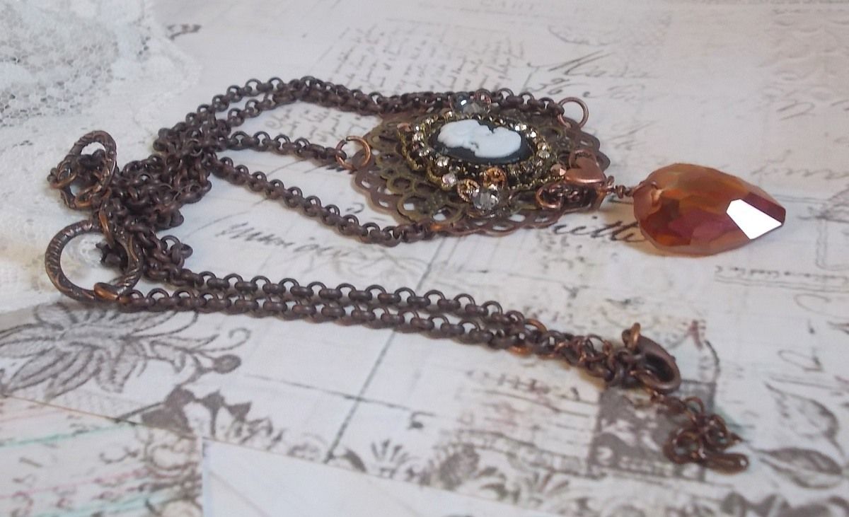 Watson halsband skapat med tryck, ett Swarovskikristallhänge med retrolook, mässingstillbehör och en cabochon i harts.