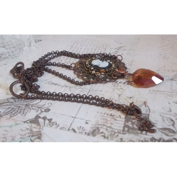 Watson halsband skapat med tryck, ett Swarovskikristallhänge med retrolook, mässingstillbehör och en cabochon i harts.