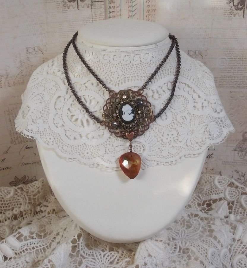 Watson halsband skapat med tryck, ett Swarovskikristallhänge med retrolook, mässingstillbehör och en cabochon i harts.