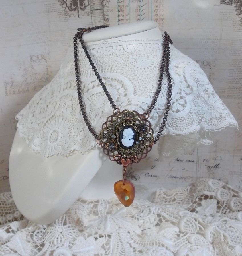 Watson halsband skapat med tryck, ett Swarovskikristallhänge med retrolook, mässingstillbehör och en cabochon i harts.