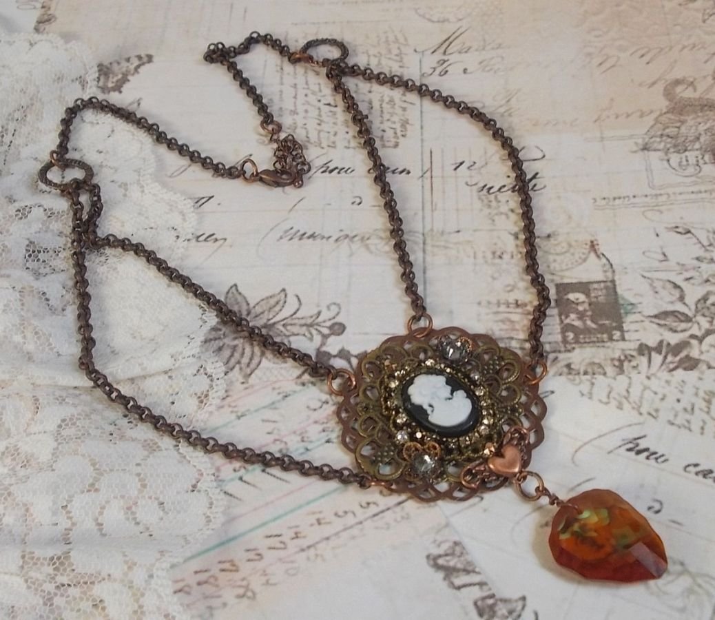Watson halsband skapat med tryck, ett Swarovskikristallhänge med retrolook, mässingstillbehör och en cabochon i harts.
