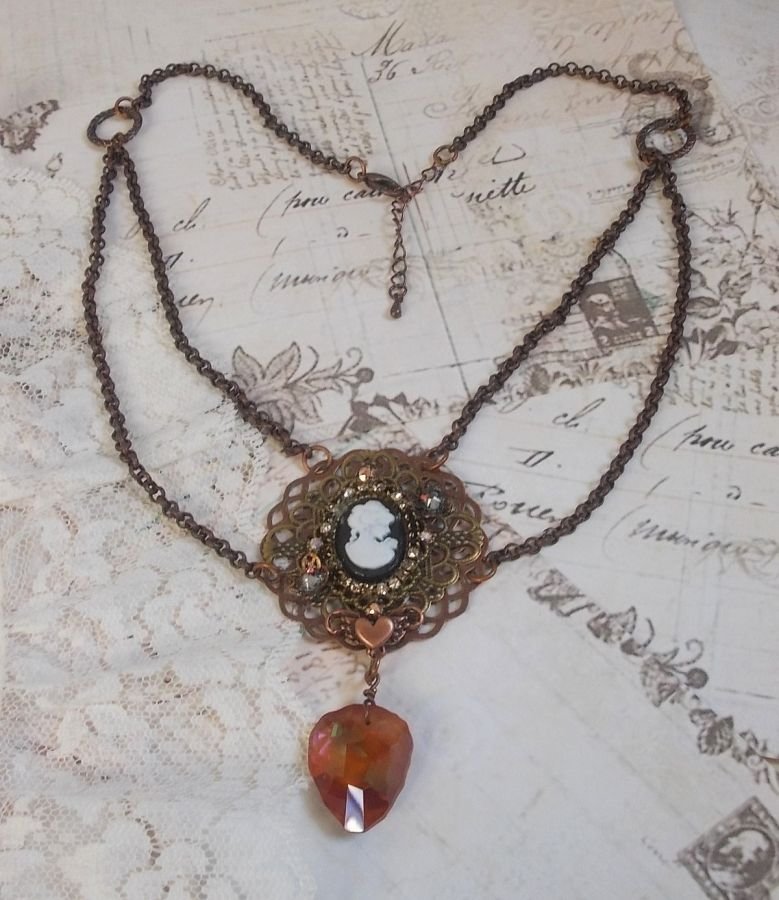 Watson halsband skapat med tryck, ett Swarovskikristallhänge med retrolook, mässingstillbehör och en cabochon i harts.
