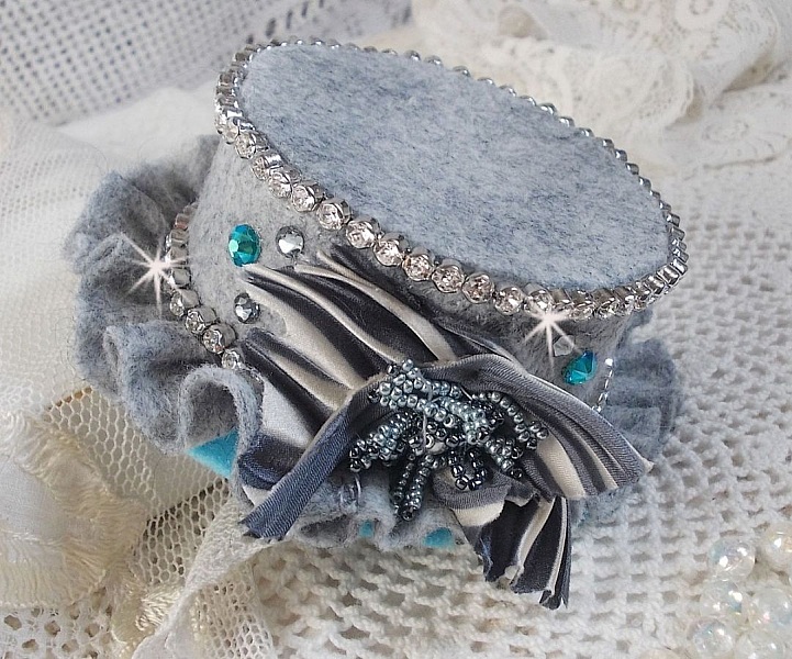 Masque Chatchou tout en Fimo brod&eacute; avec des perles de Swarovski, un ruban de soie et des rocailles