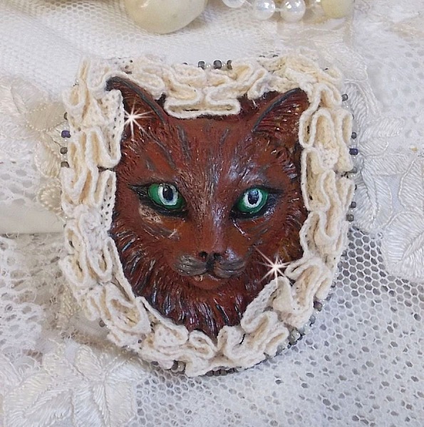 Masque Chat Rocky aux Yeux Verts tout en Fimo brod&eacute; avec un dentelle beige tr&egrave;s fine, des perles rondes nacr&eacute;es en Cristal de Swarovski, de la peinture et des rocailles