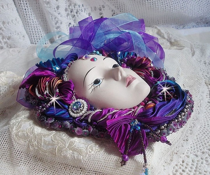 Masque v&eacute;nitien L a R&ecirc;veuse de Venise brod&eacute; avec un ruban de Shibori tr&egrave;s riche en couleurs des cristaux de Swarovski et des perles
