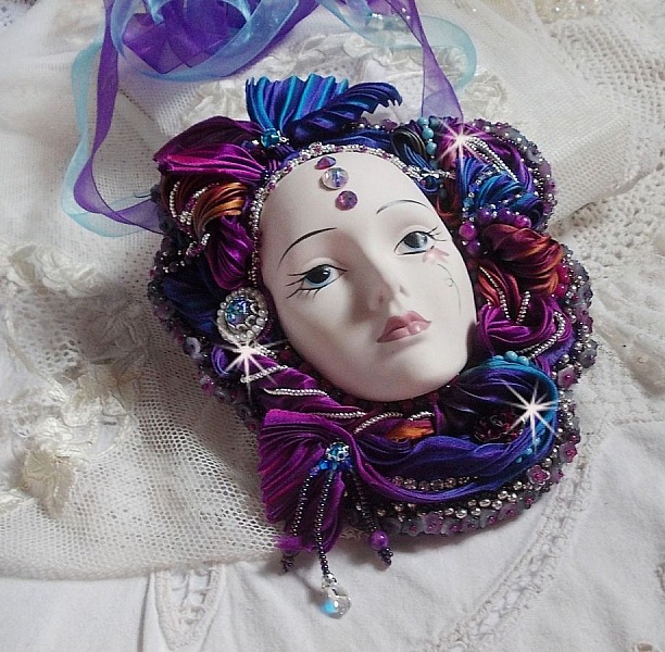 Masque v&eacute;nitien L a R&ecirc;veuse de Venise brod&eacute; avec un ruban de Shibori tr&egrave;s riche en couleurs des cristaux de Swarovski et des perles