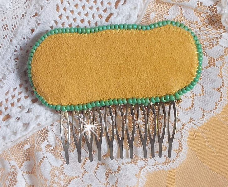 Venetiansk m&aring;nkam broderad med sidenband, Swarovskikristaller, magiska p&auml;rlor och fr&ouml;p&auml;rlor.
