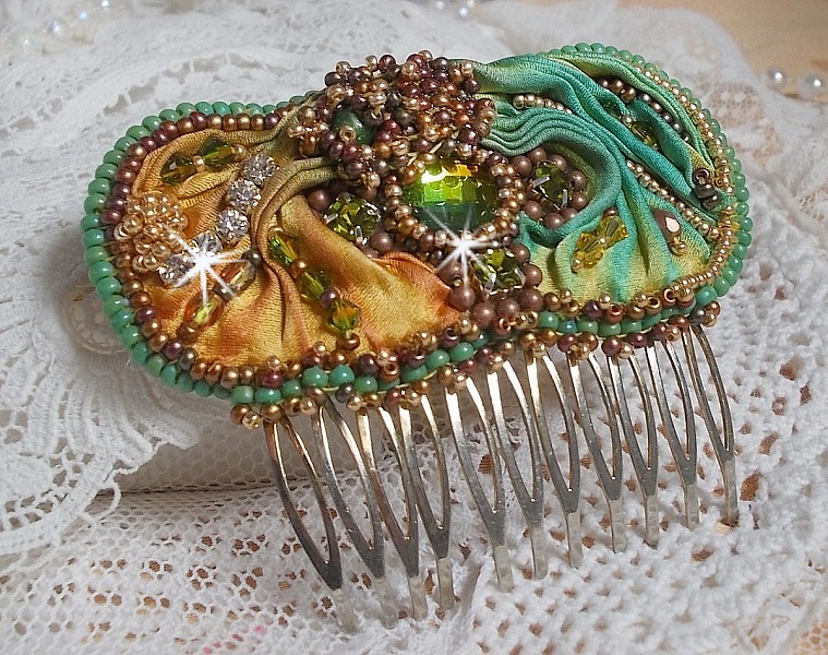 Venetiansk m&aring;nkam broderad med sidenband, Swarovskikristaller, magiska p&auml;rlor och fr&ouml;p&auml;rlor.