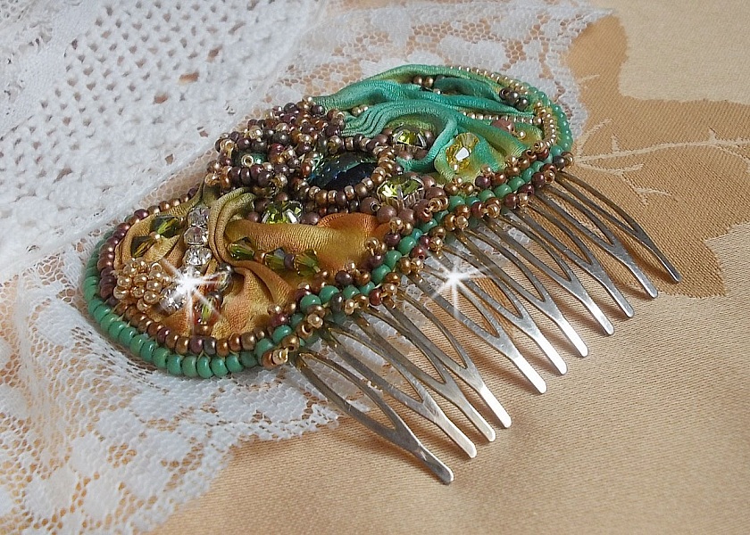 Venetiansk m&aring;nkam broderad med sidenband, Swarovskikristaller, magiska p&auml;rlor och fr&ouml;p&auml;rlor.