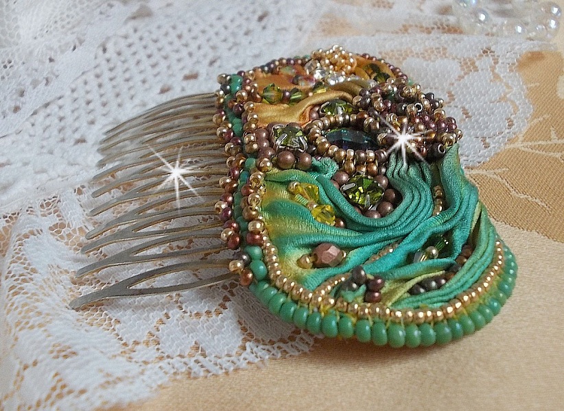 Venetiansk m&aring;nkam broderad med sidenband, Swarovskikristaller, magiska p&auml;rlor och fr&ouml;p&auml;rlor.