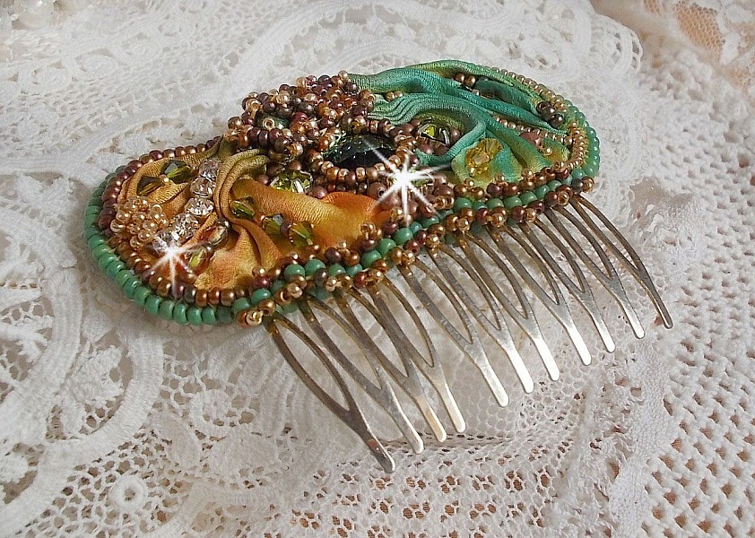 Venetiansk m&aring;nkam broderad med sidenband, Swarovskikristaller, magiska p&auml;rlor och fr&ouml;p&auml;rlor.