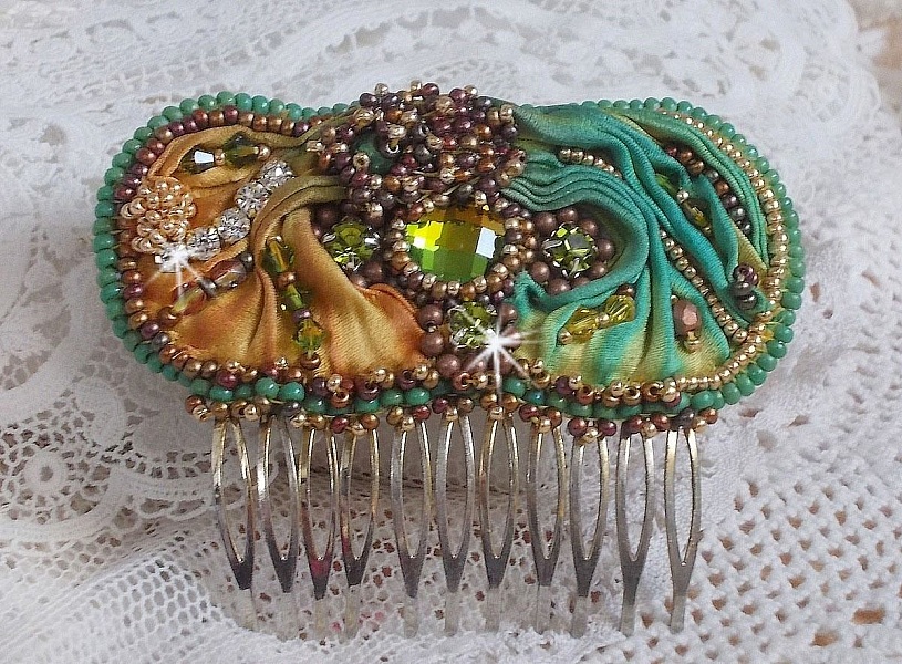 Venetiansk m&aring;nkam broderad med sidenband, Swarovskikristaller, magiska p&auml;rlor och fr&ouml;p&auml;rlor.