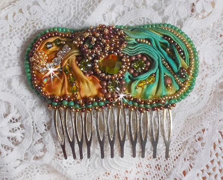Venetiansk m&aring;nkam broderad med sidenband, Swarovskikristaller, magiska p&auml;rlor och fr&ouml;p&auml;rlor.