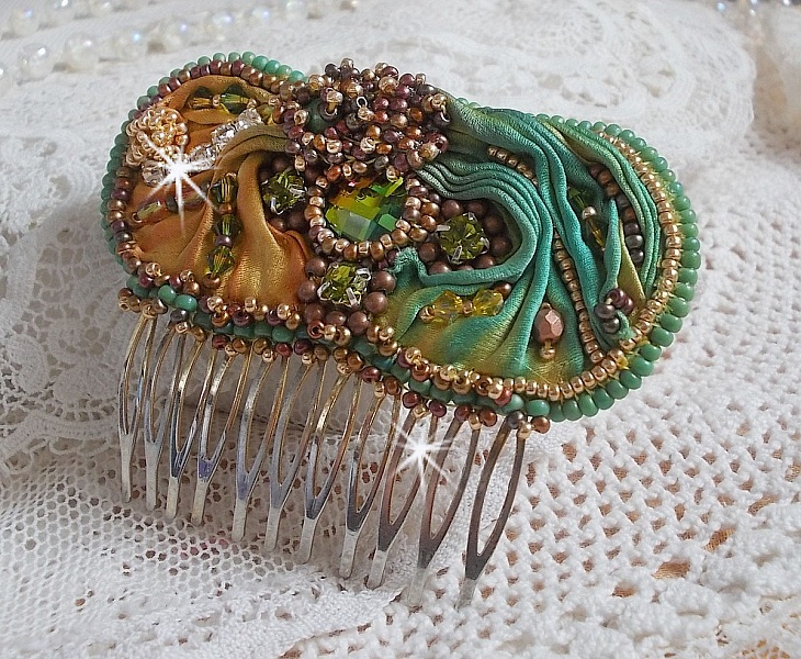 Venetiansk m&aring;nkam broderad med sidenband, Swarovskikristaller, magiska p&auml;rlor och fr&ouml;p&auml;rlor.