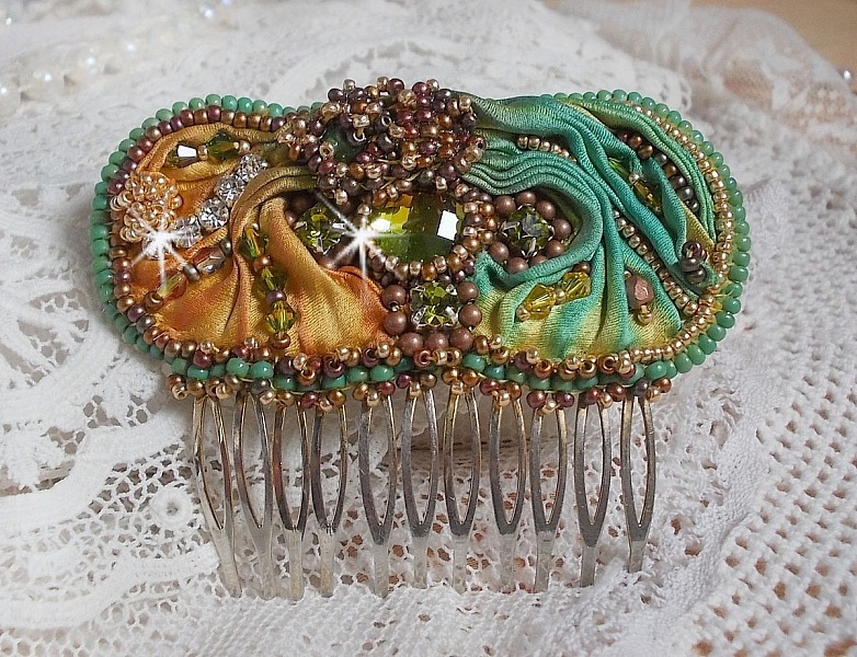 Venetiansk m&aring;nkam broderad med sidenband, Swarovskikristaller, magiska p&auml;rlor och fr&ouml;p&auml;rlor.