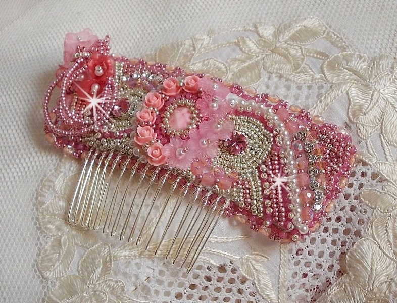 Magnolia kam broderad med Swarovski kristaller, harts p&auml;rlor och Miyuki fr&ouml;p&auml;rlor.