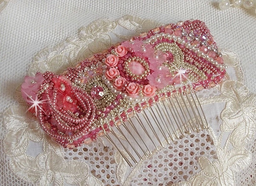 Magnolia kam broderad med Swarovski kristaller, harts p&auml;rlor och Miyuki fr&ouml;p&auml;rlor.