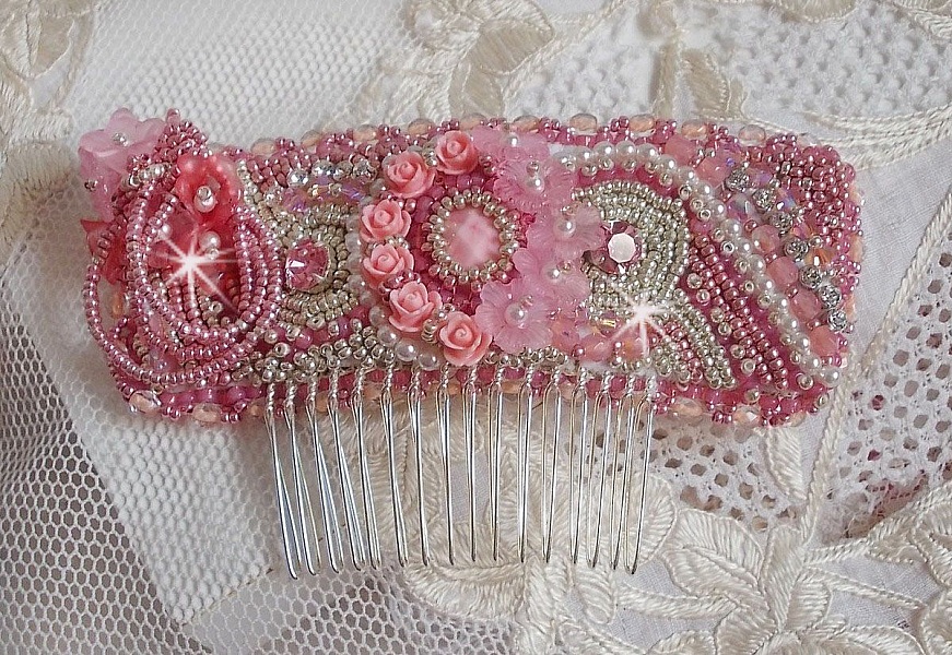 Magnolia kam broderad med Swarovski kristaller, harts p&auml;rlor och Miyuki fr&ouml;p&auml;rlor.