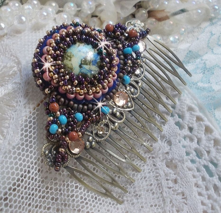 Bonjour Paris hårkam broderad med en cabochon i harts, ädelstenar (guldsten eller solsten), runda pärlor och fröpärlor.