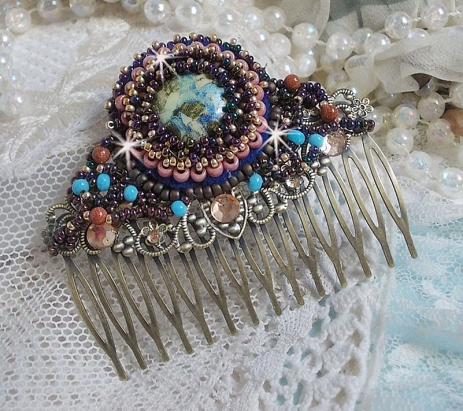 Bonjour Paris h&aring;rkam broderad med en cabochon i harts, &auml;delstenar (guldsten eller solsten), runda p&auml;rlor och fr&ouml;p&auml;rlor.