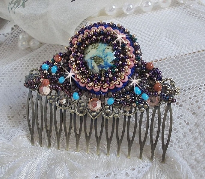 Bonjour Paris h&aring;rkam broderad med en cabochon i harts, &auml;delstenar (guldsten eller solsten), runda p&auml;rlor och fr&ouml;p&auml;rlor.