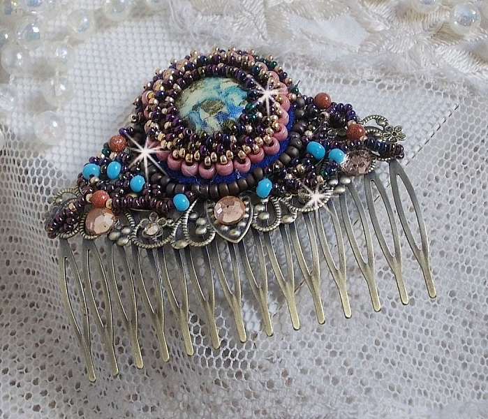 Bonjour Paris h&aring;rkam broderad med en cabochon i harts, &auml;delstenar (guldsten eller solsten), runda p&auml;rlor och fr&ouml;p&auml;rlor.