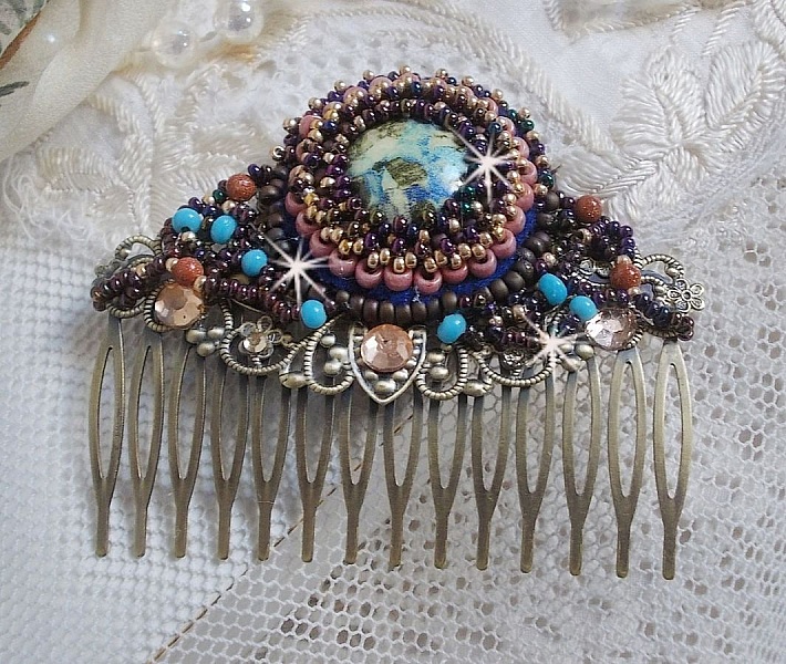 Bonjour Paris h&aring;rkam broderad med en cabochon i harts, &auml;delstenar (guldsten eller solsten), runda p&auml;rlor och fr&ouml;p&auml;rlor.