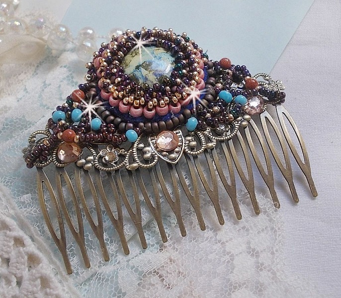Bonjour Paris h&aring;rkam broderad med en cabochon i harts, &auml;delstenar (guldsten eller solsten), runda p&auml;rlor och fr&ouml;p&auml;rlor.