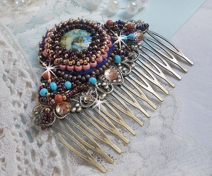 Bonjour Paris h&aring;rkam broderad med en cabochon i harts, &auml;delstenar (guldsten eller solsten), runda p&auml;rlor och fr&ouml;p&auml;rlor.