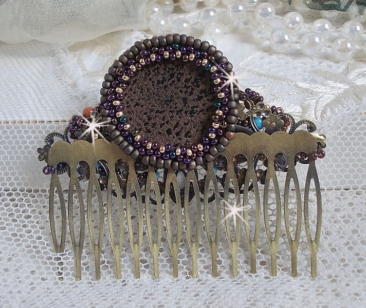 Bonjour Paris h&aring;rkam broderad med en cabochon i harts, &auml;delstenar (guldsten eller solsten), runda p&auml;rlor och fr&ouml;p&auml;rlor.