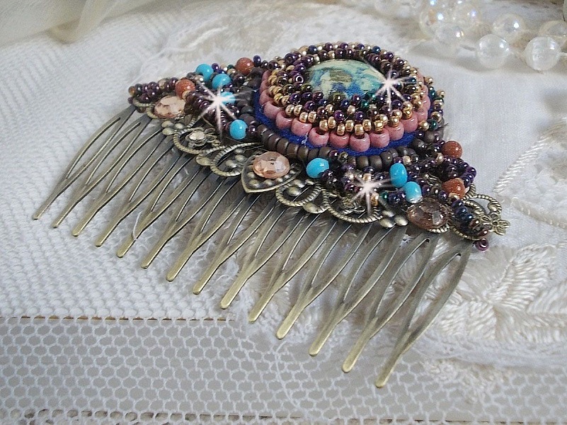 Bonjour Paris h&aring;rkam broderad med en cabochon i harts, &auml;delstenar (guldsten eller solsten), runda p&auml;rlor och fr&ouml;p&auml;rlor.