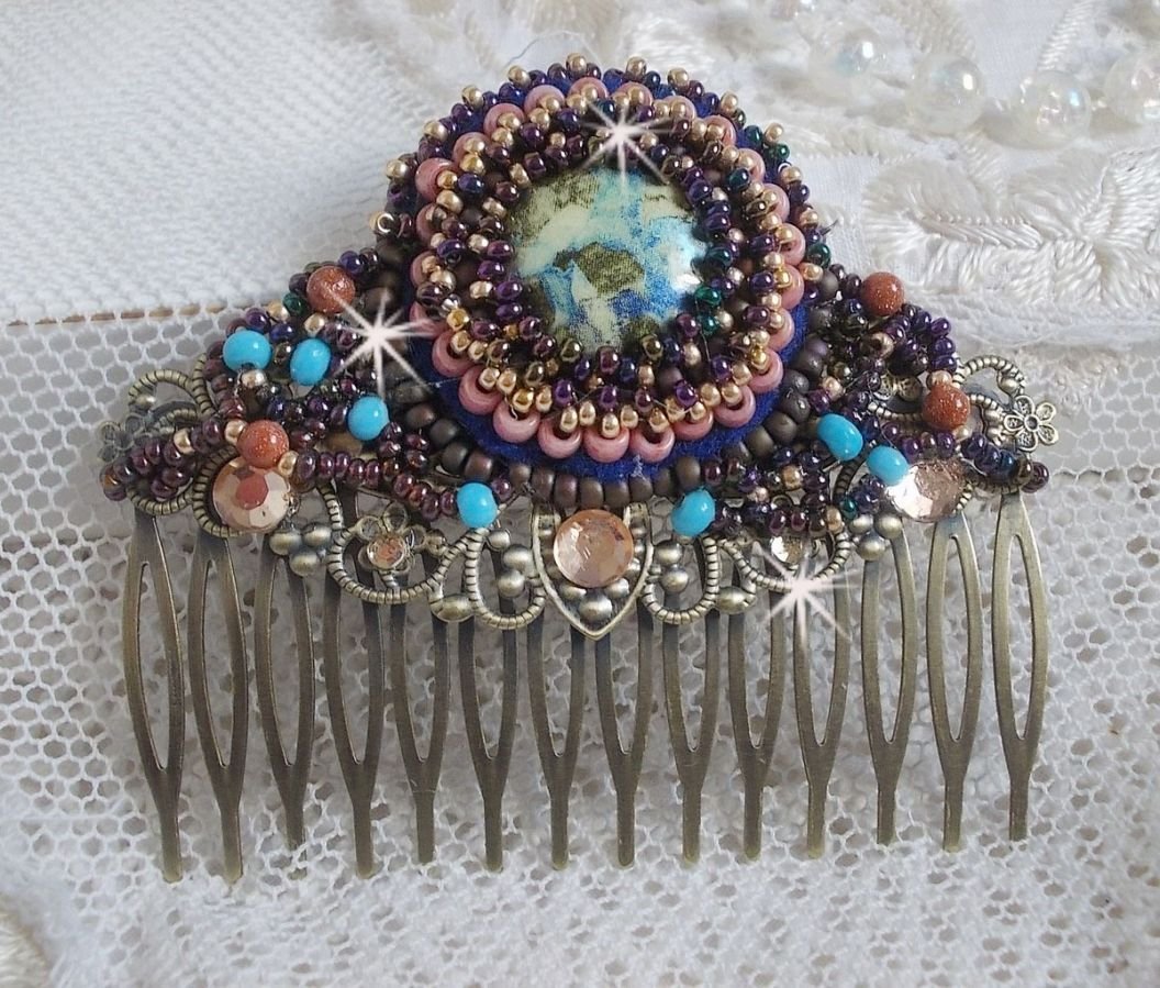 Bonjour Paris hårkam broderad med en cabochon i harts, ädelstenar (guldsten eller solsten), runda pärlor och fröpärlor.