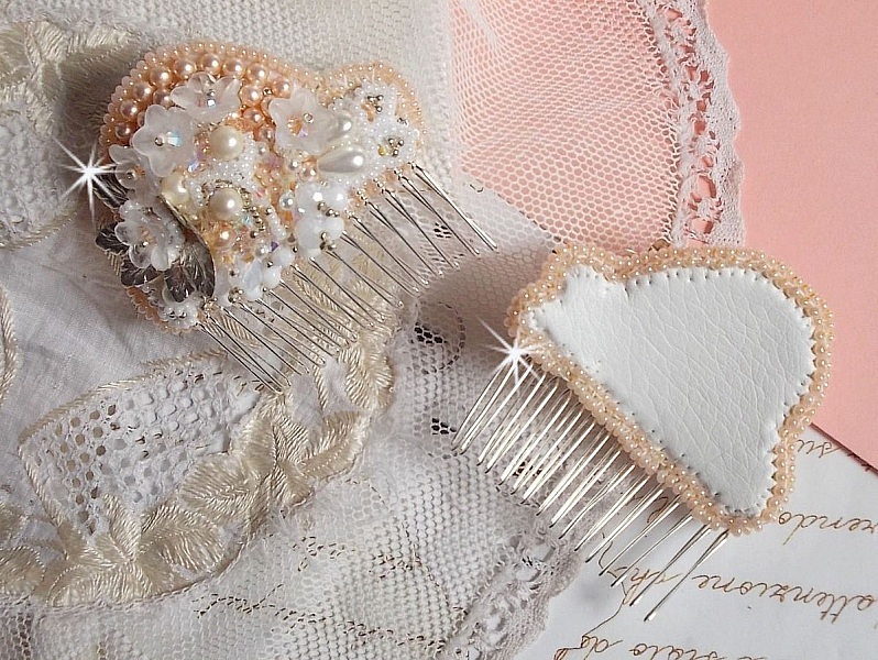 Bouquet d'un Jour h&aring;rkam (2 st) broderad med kristaller, vita Lucite-blommor, silverblad, olika p&auml;rlor och fr&ouml;p&auml;rlor.