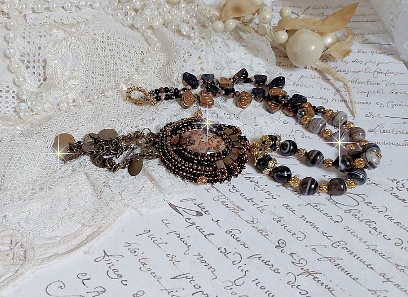 Halsband Aube broderat med en kam&eacute; av ett kvinnoportr&auml;tt med blommor och p&auml;rlor av &auml;delstenar.