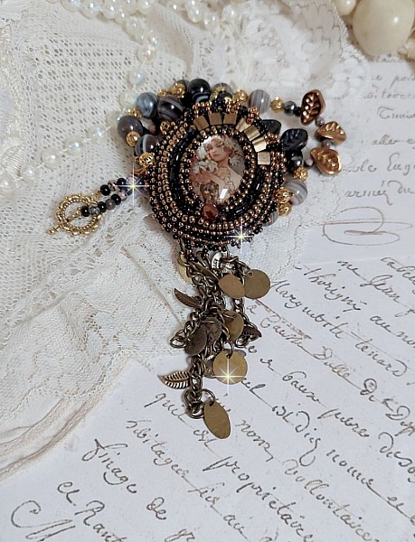 Halsband Aube broderat med en kam&eacute; av ett kvinnoportr&auml;tt med blommor och p&auml;rlor av &auml;delstenar.