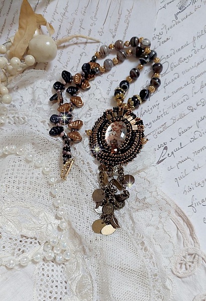 Halsband Aube broderat med en kam&eacute; av ett kvinnoportr&auml;tt med blommor och p&auml;rlor av &auml;delstenar.