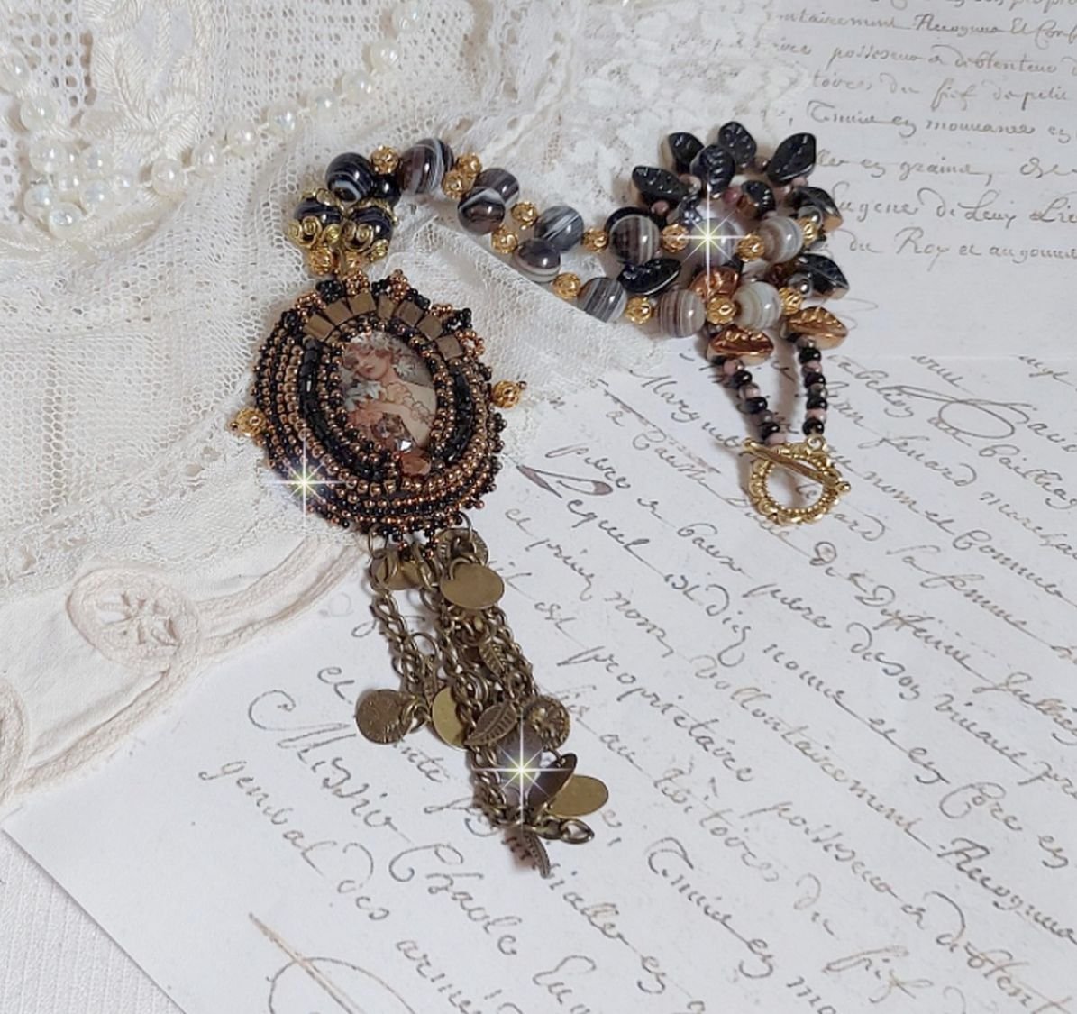 Halsband Aube broderat med en kamé av ett kvinnoporträtt med blommor och pärlor av ädelstenar.