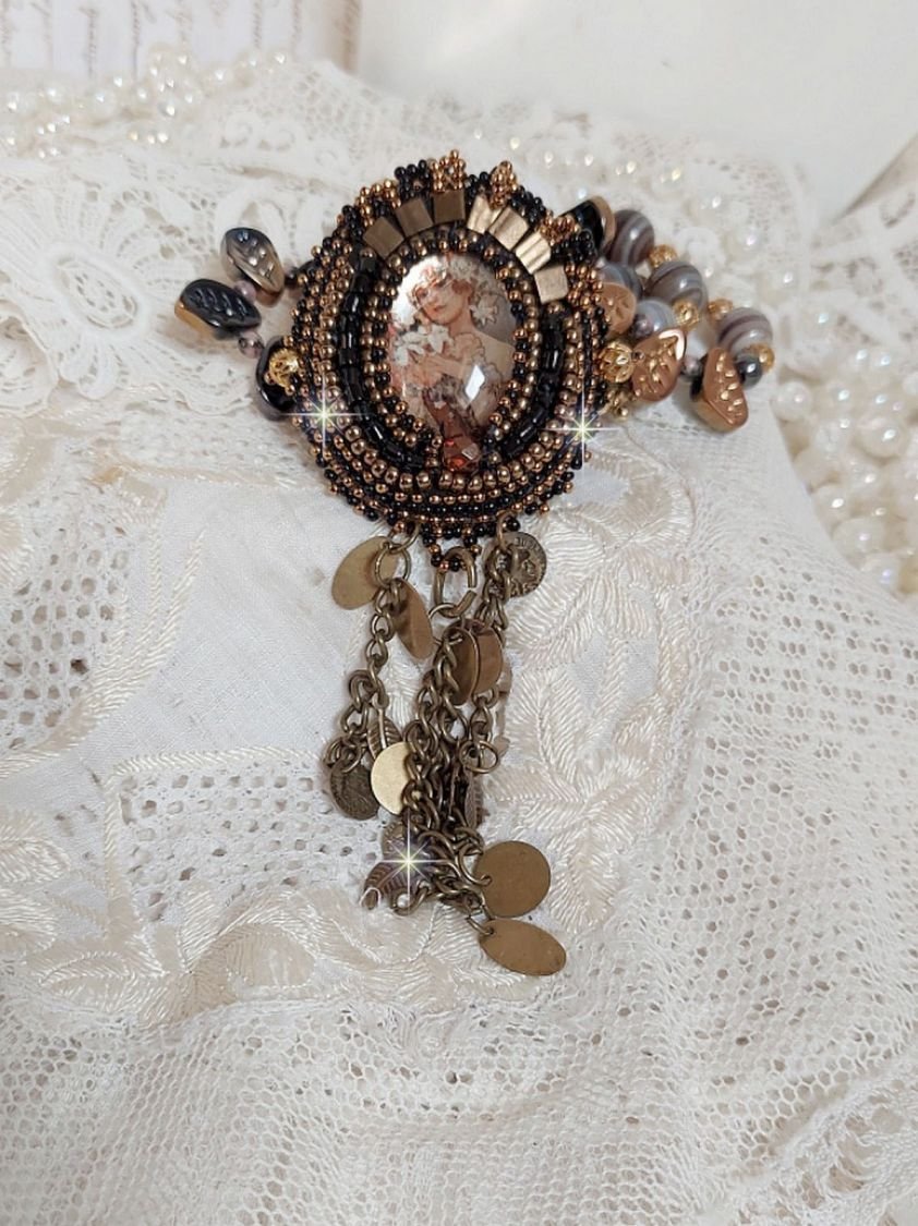 Halsband Aube broderat med en kamé av ett kvinnoporträtt med blommor och pärlor av ädelstenar.
