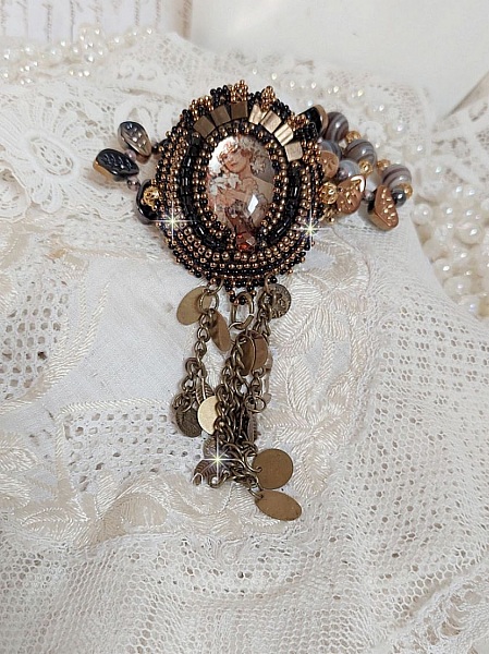 Halsband Aube broderat med en kam&eacute; av ett kvinnoportr&auml;tt med blommor och p&auml;rlor av &auml;delstenar.