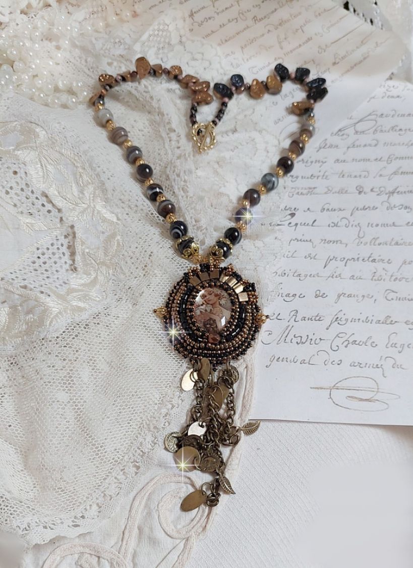Halsband Aube broderat med en kamé av ett kvinnoporträtt med blommor och pärlor av ädelstenar.
