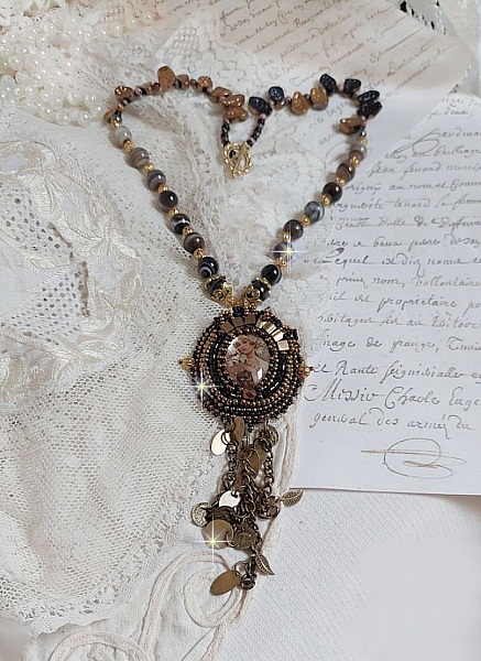 Halsband Aube broderat med en kam&eacute; av ett kvinnoportr&auml;tt med blommor och p&auml;rlor av &auml;delstenar.